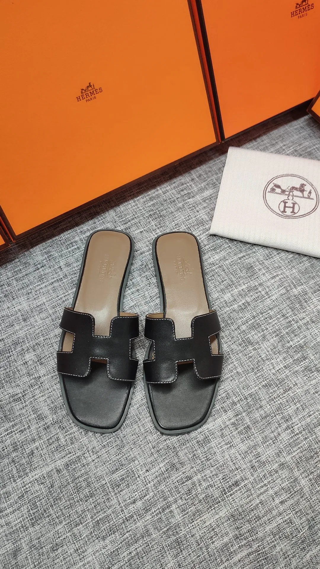 👟👟Ex-factory price p480👟👟 Women's shoe factory Hermes 💖The latest official website is updated at the same time. Premium quality upgraded version of slippers 1:1 production. Fabric: Made of counter cowhide fabric. Inner foot pads: Customized sheepskin [oversea order. The outsole is made of simulated leather non-slip rubber outsole. Whether it is version or workmanship, it is the best among rubber soles. Color Black White Brown Total 3 colors, code number 35---40, flat bottom